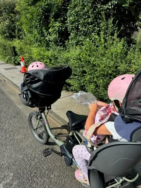 電動自転車に乗る2人の子どもの写真